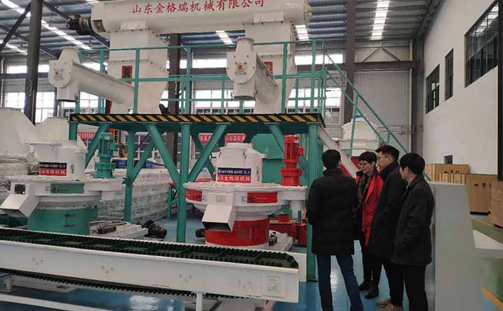 客户在木屑颗?；咔白ぷ?jpg