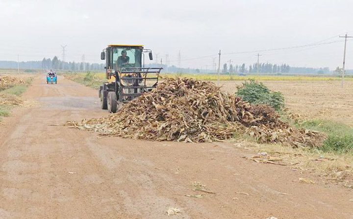 秸秆堆放路边，造成安全隐患