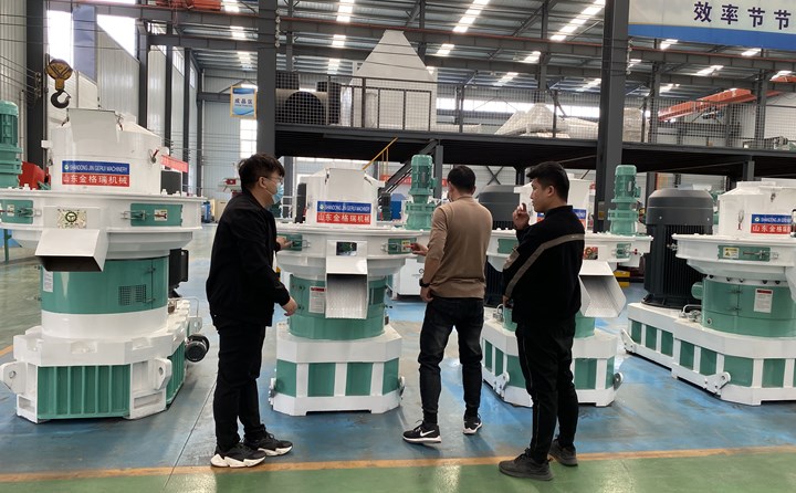 青岛客户考察秸秆颗?；?jpg