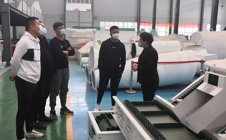 金格瑞销售经理为鄂尔多斯客户解说木屑颗?；?jpg