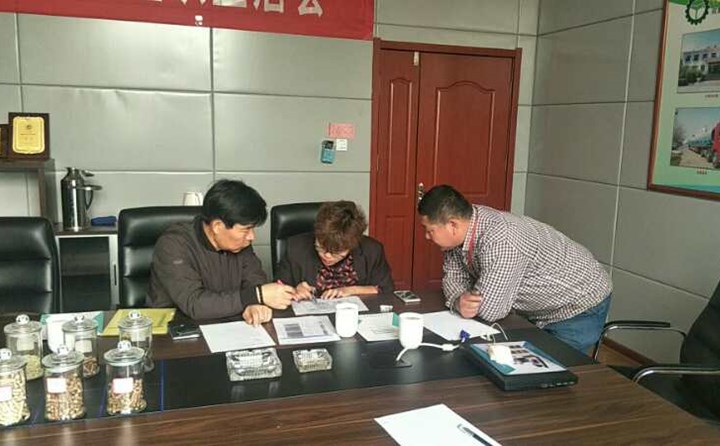 韩国客户考察秸秆颗?；?jpg