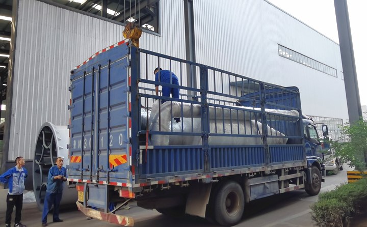 生产线配套设备装车中.jpg 生产线配套设备装车中.jpg