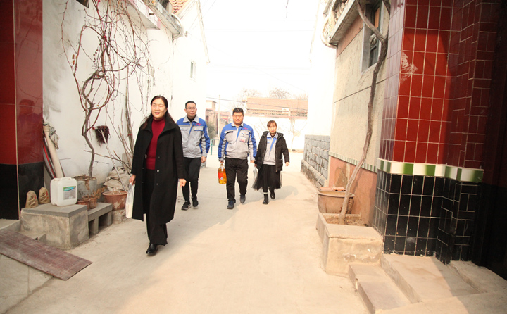 真情暖人心 山东金格瑞慰问困难职工.jpg