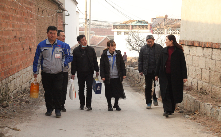 真情暖人心 山东金格瑞慰问困难职工.JPG