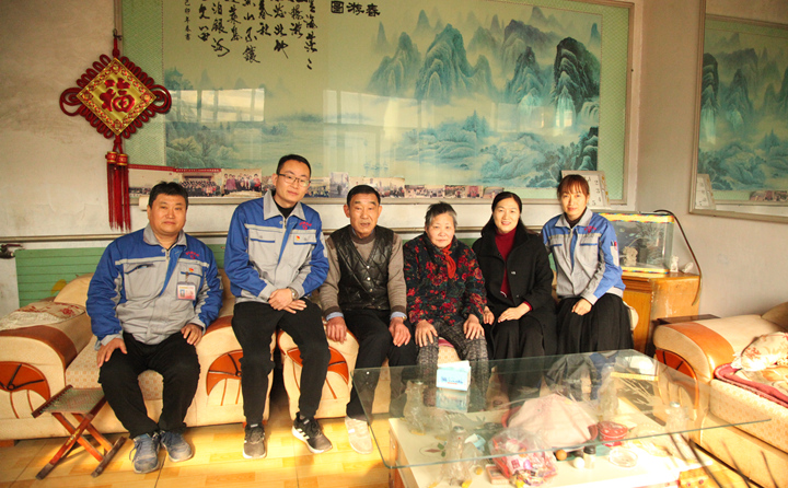 山东金格瑞慰问困难职工.JPG