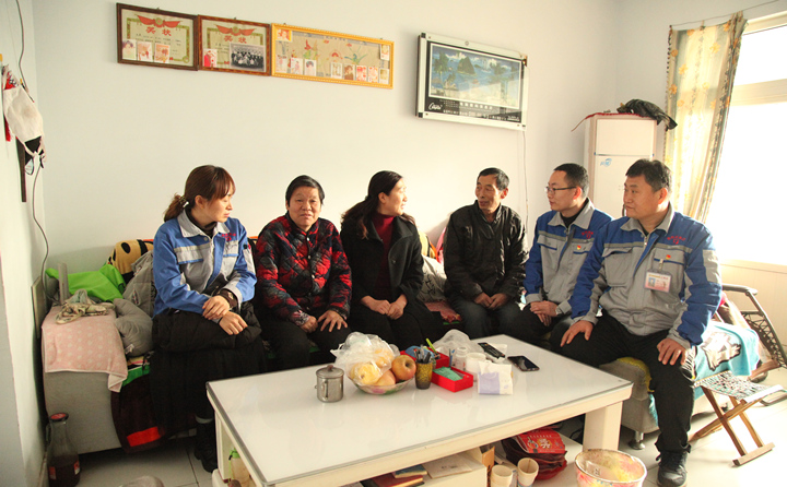 山东金格瑞慰问困难职工.JPG
