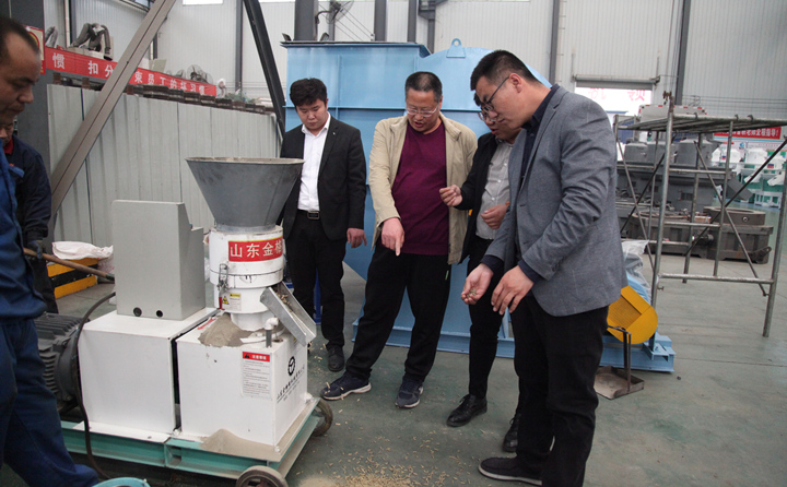 威海两客户前来山东金格瑞考察饲料颗?；殖∈曰?jpg