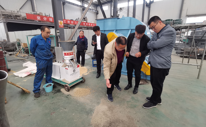 威海客户查看饲料颗?；帕Ｖ柿?jpg