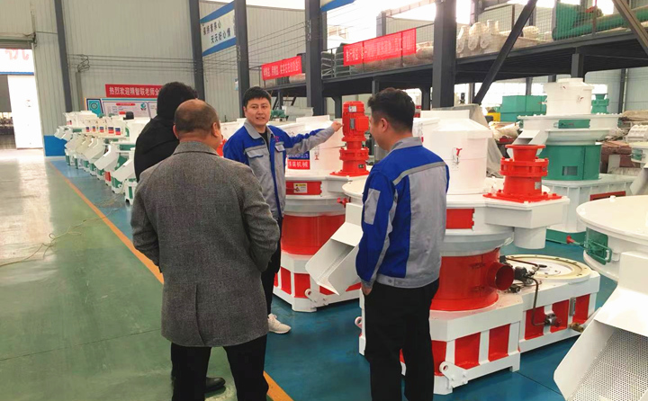 山西吕梁客户考察木屑制?；?jpg