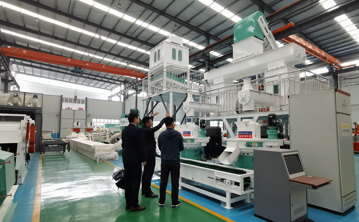 甘肃客户考察木屑制?；?jpg