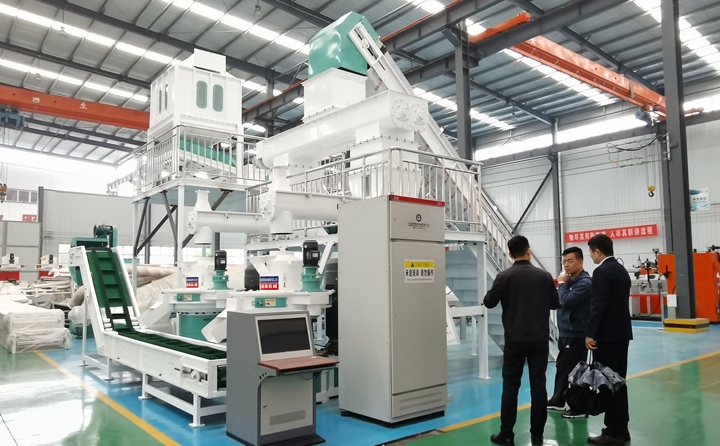 甘肃客户考察木屑制?；?jpg