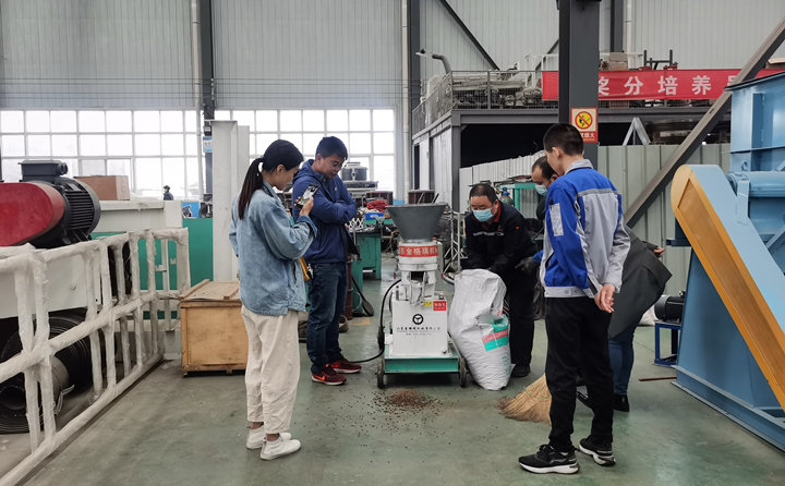 山东省内客户来考察羊饲料颗?；?jpg