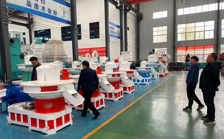 河南郑州客户考察木屑制?；?jpg