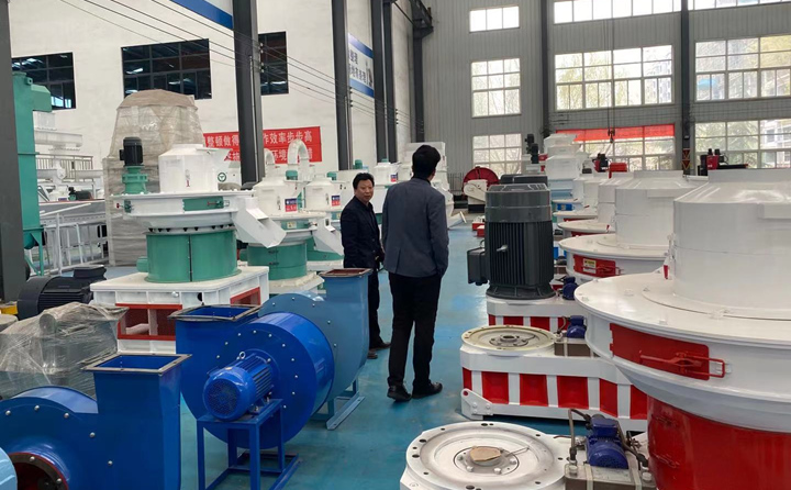 河南郑州客户考察木屑制?；?jpg