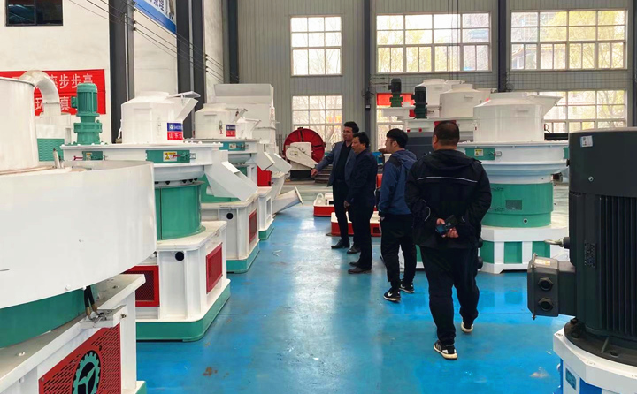 河南郑州客户考察木屑制?；?jpg