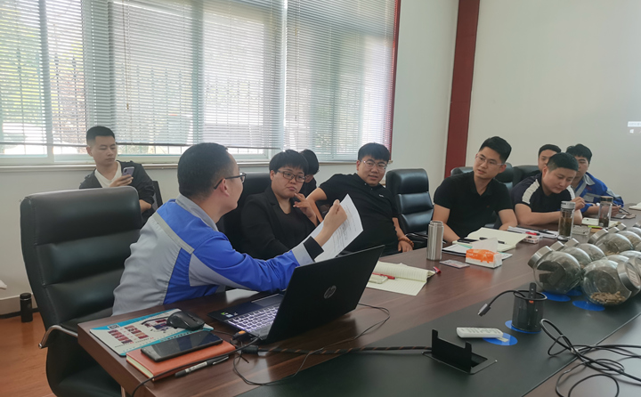 技术品控部部长张波为内贸、外贸销售人员培训专业的颗?；璞钢?jpg