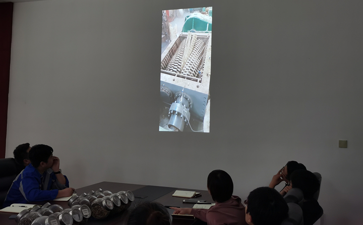 从木屑颗?；?、生物质颗粒机、树皮颗?；纳淼叫幸涤τ媒邢晗傅呐嘌?jpg