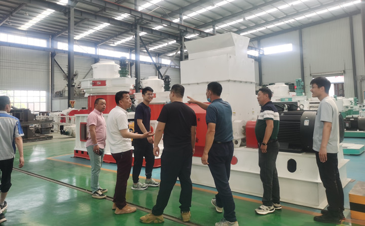 山东金格瑞就迎来了一批特殊的团队---大型木屑颗?；疾焱?jpg