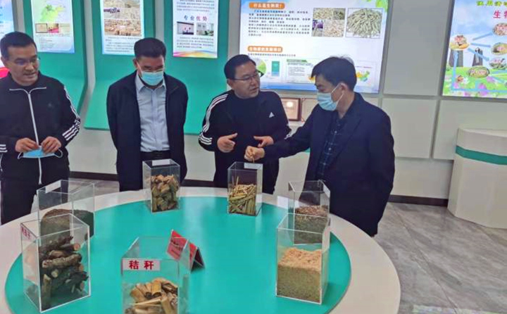 郝吉虎深入了解木屑造?；吖ぷ髑榭龊涂帕；庸さ纳镏试系氖?、储、运和产品的生产、销售、运输等环节