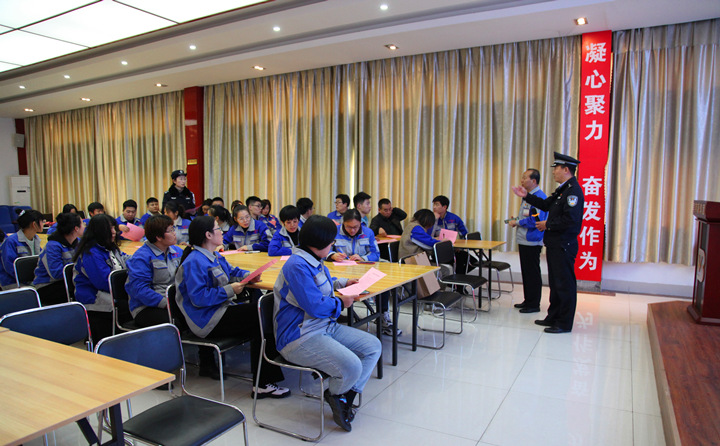 民警有针对性的向公司员工进行防诈骗宣讲培训，并详细讲解了诈骗手法和诈骗过程.jpg