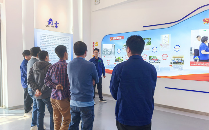 越南客户考察生物质颗?；?jpg