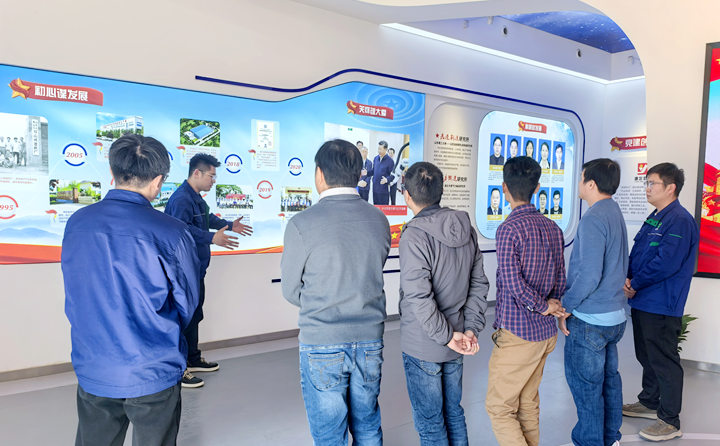 越南客户考察生物质颗?；?jpg