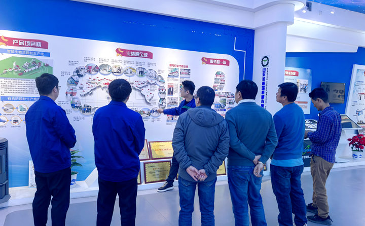 越南客户考察生物质颗?；?jpg