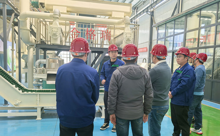 越南客户考察生物质颗?；?jpg